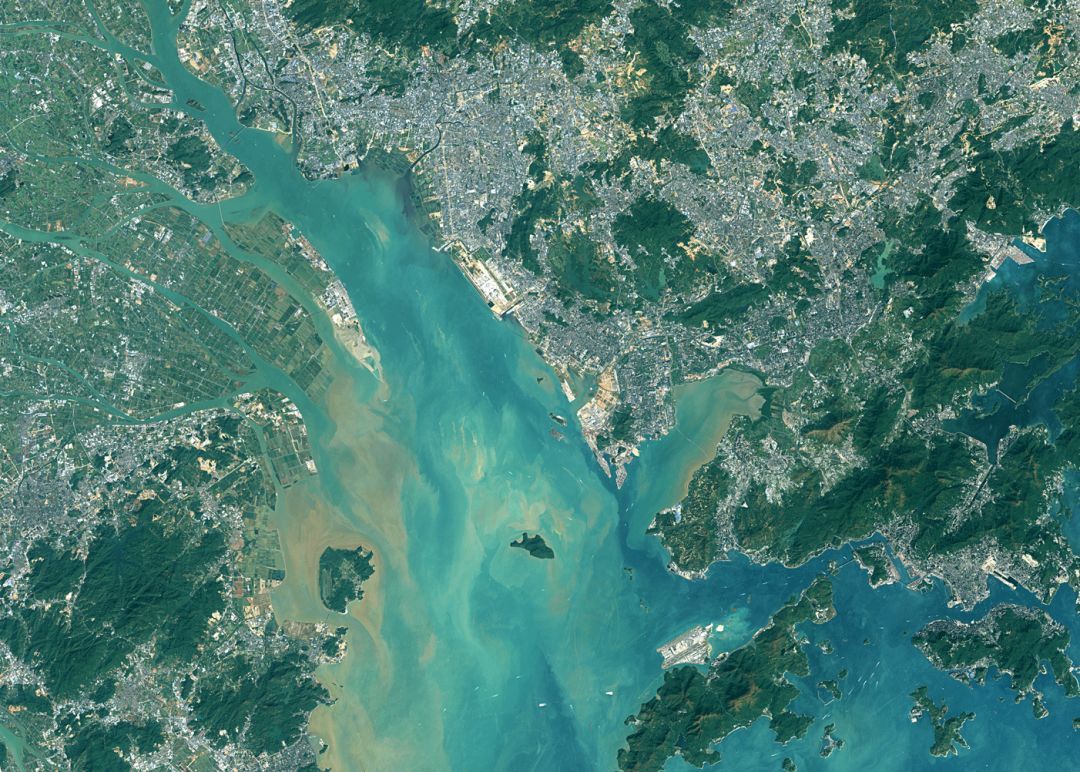 珠江入海口(2013年),图片来源:nasa earth observatory image by