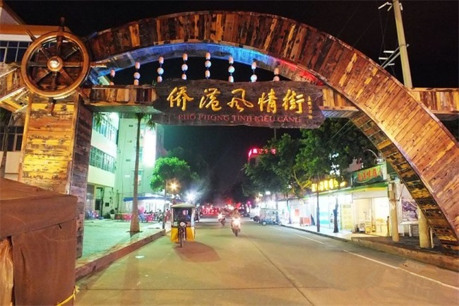 侨港风情街接下来,从海龟池旁边的观景通道走向二层,在海洋资源厅内