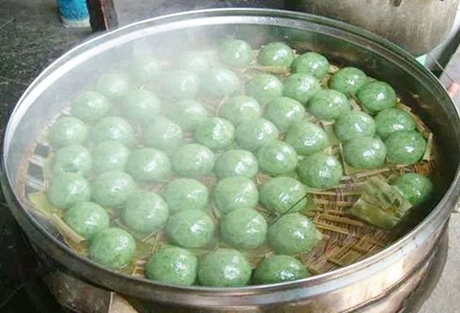 水磨糯米粉,揉合成团,用花生仁,芝麻,白砂糖做馅的临高特色小吃