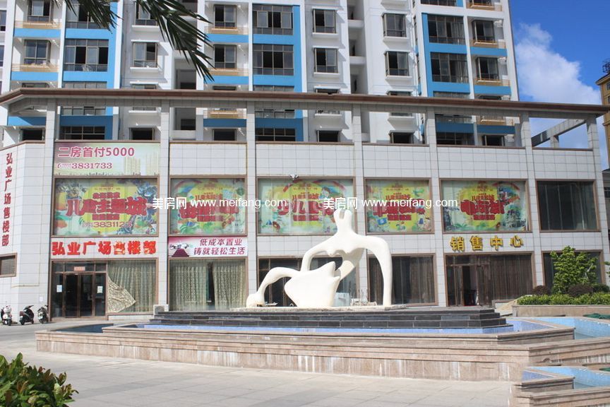 逢时弘业海景广场项目门前实景图