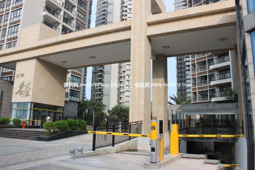 北海名座三期大门口及停车场入口实景图