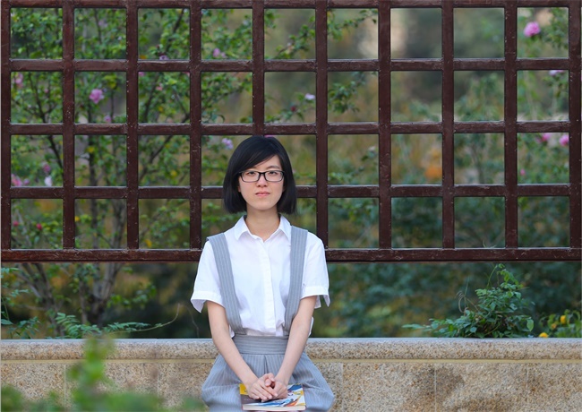 青年女画家郝颉宇 青年女画家郝颉宇