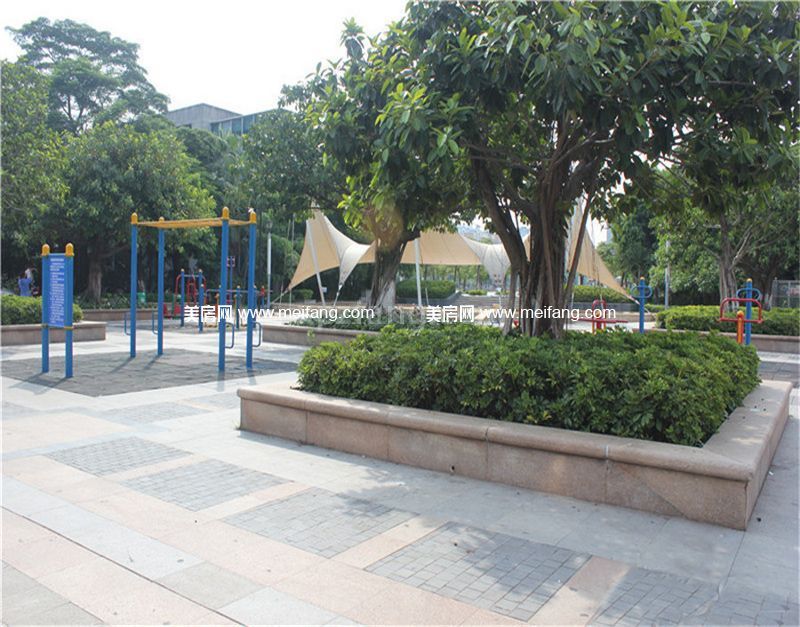 项目旁边的政府广场