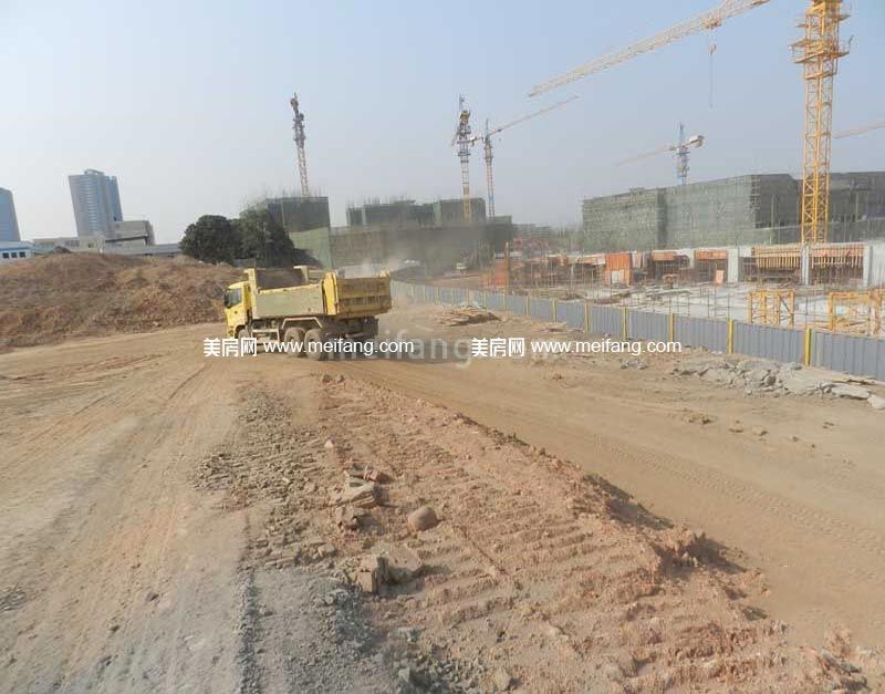 中骏四季阳光工地忙碌场景