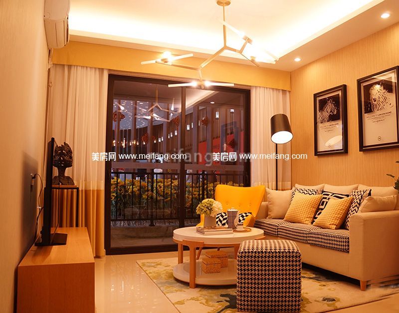 中骏四季阳光三期C户型85平样板房客厅