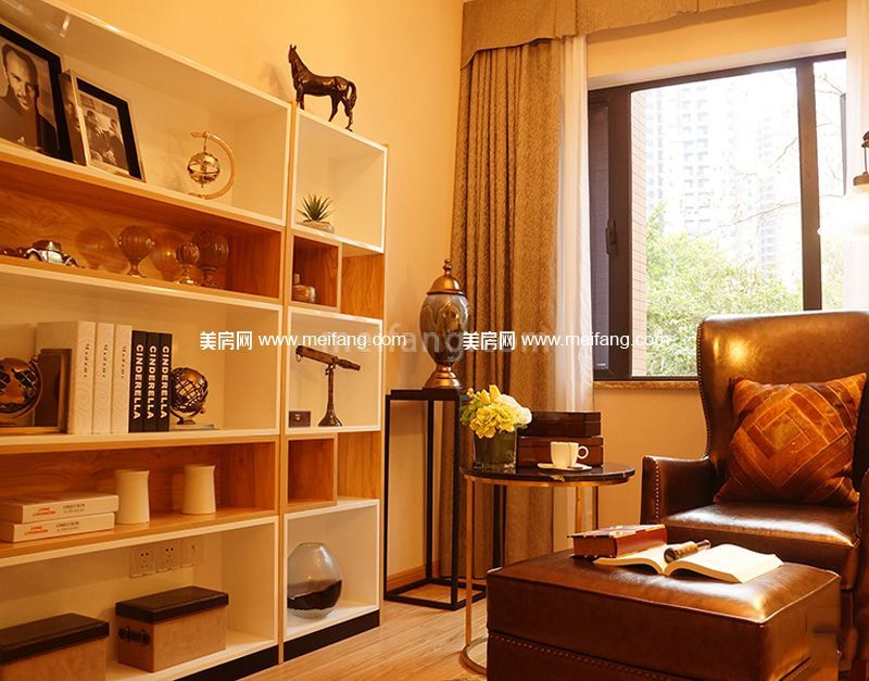 中骏四季阳光三期D户型105平样板房书房