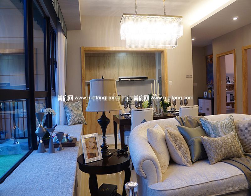 中骏四季阳光三期D户型105平样板房客厅