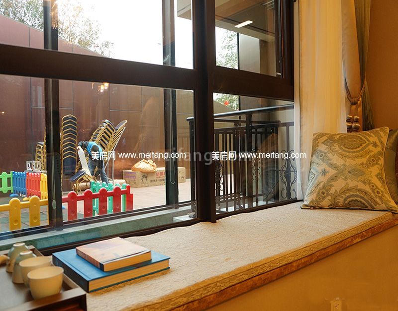 中骏四季阳光三期D户型105平样板房窗台