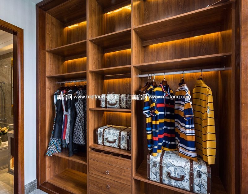 银湖山庄联排别墅样板间：衣帽间