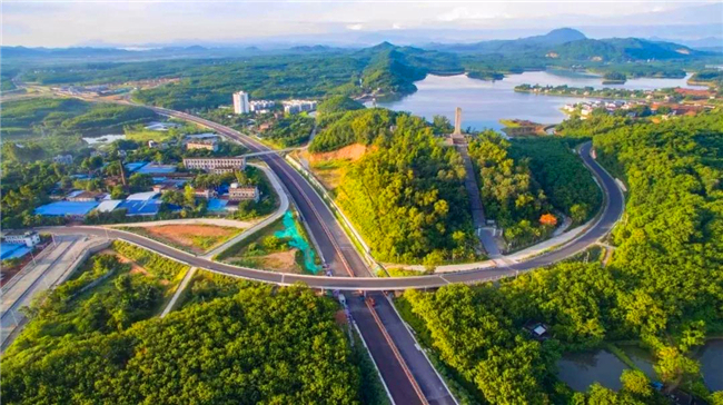 即將通車的萬洋高速公路.海南日報記者陳元才 攝