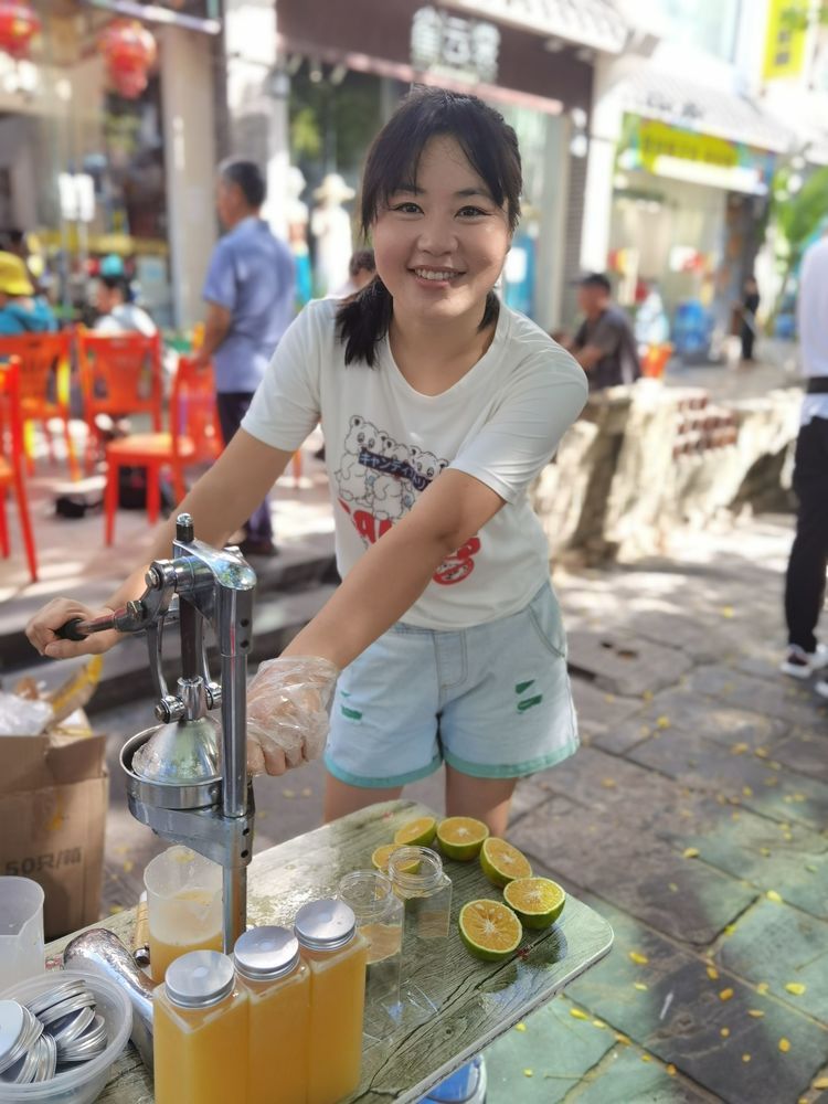 卖果汁的靓妹 卖果汁的靓妹