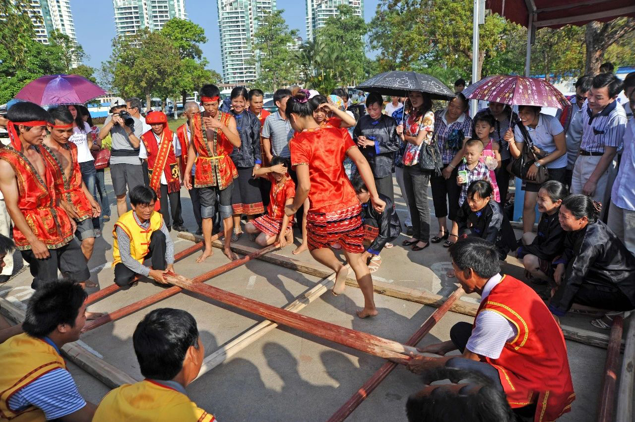 欢快的乡村竹竿舞 欢快的乡村竹竿舞