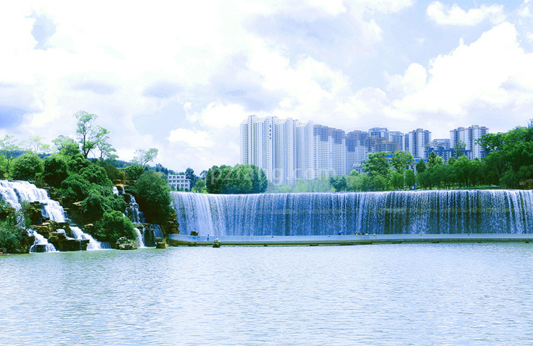 黑龙潭公园瀑布