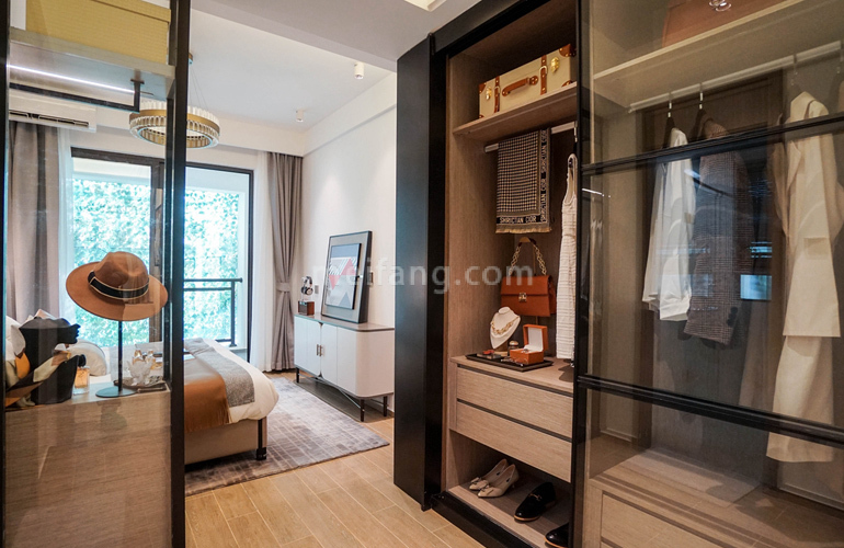 雅居乐江东紫航一号衣帽间