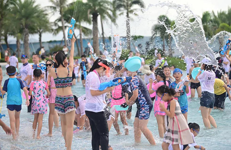 海泉湾时光序水枪“突围吃鸡”