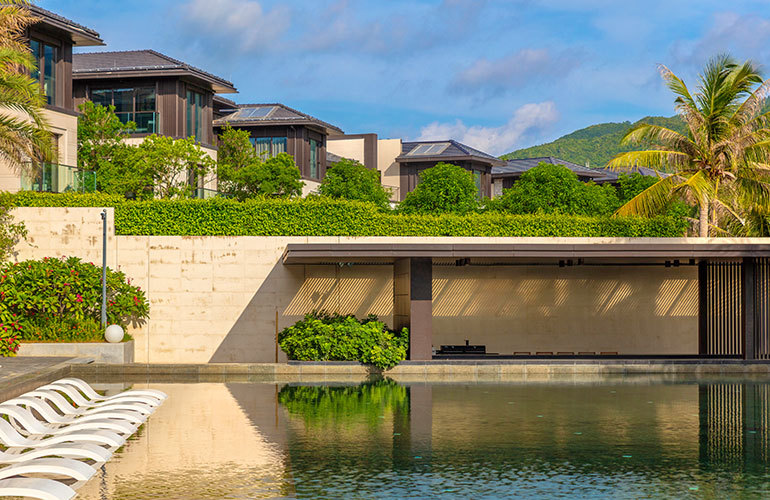 三亚融创海棠湾是三亚50年别墅项目，总价500万元/套